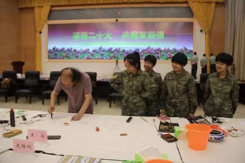 喜迎二十大 共建双拥情 | 省文联赴省军区开展“送书画进军营”文艺志愿服务活动(图8) 图片