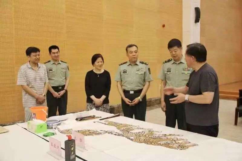 喜迎二十大 共建双拥情 | 省文联赴省军区开展“送书画进军营”文艺志愿服务活动(图5) 图片