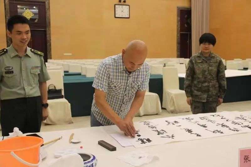喜迎二十大 共建双拥情 | 省文联赴省军区开展“送书画进军营”文艺志愿服务活动(图13) 图片