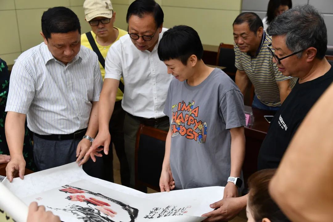 铜陵市援鄂抗疫医务工作者获赠书画作品 何颖一行参加赠送活动并开展调研(图4) 铜陵市援鄂抗疫医务工作者获赠书画作品 何颖一行参加赠送活动并开展调研(图4)