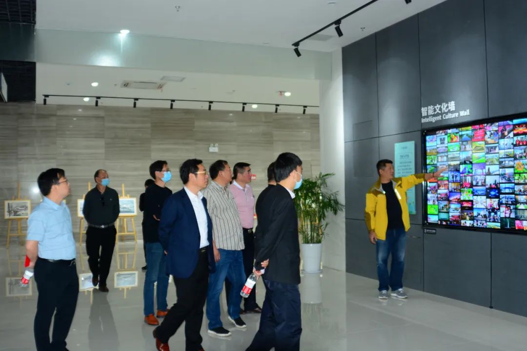 合肥市包河区书法家协会向包河区文化馆捐赠书法作品(图1) 合肥市包河区书法家协会向包河区文化馆捐赠书法作品(图1)