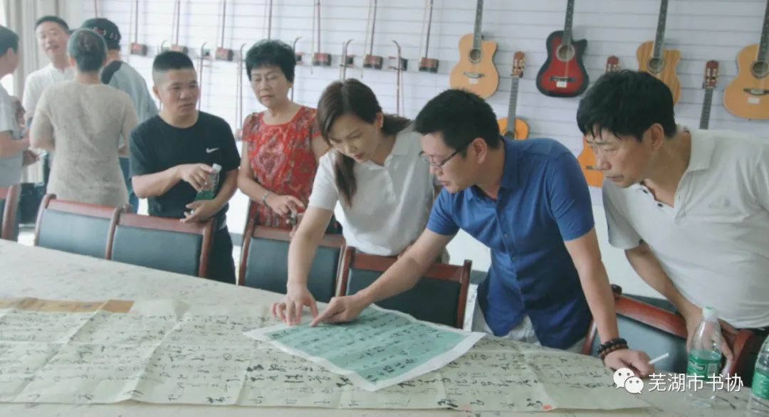 芜湖市书法家协会走进南陵学习传达习近平总书记考察安徽重要讲话精神 开展文化志愿服务活动(图2) 芜湖市书法家协会走进南陵学习传达习近平总书记考察安徽重要讲话精神 开展文化志愿服务活动(图2)