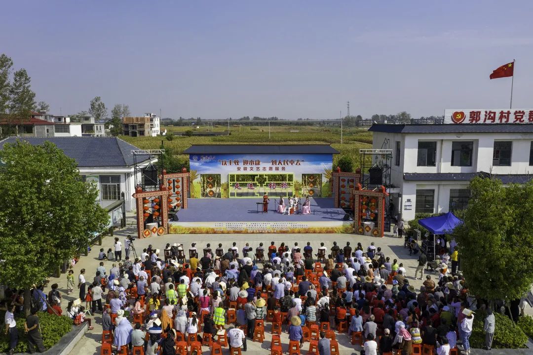 艺路同心丨“庆丰收 迎小康 —— 到人民中去” 省文联文艺志愿服务活动走进临泉杨桥(图1) 艺路同心丨“庆丰收 迎小康 —— 到人民中去” 省文联文艺志愿服务活动走进临泉杨桥(图1)