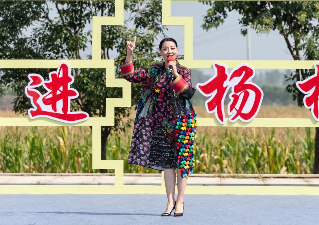 艺路同心丨“庆丰收 迎小康 —— 到人民中去” 省文联文艺志愿服务活动走进临泉杨桥(图3) 艺路同心丨“庆丰收 迎小康 —— 到人民中去” 省文联文艺志愿服务活动走进临泉杨桥(图3)