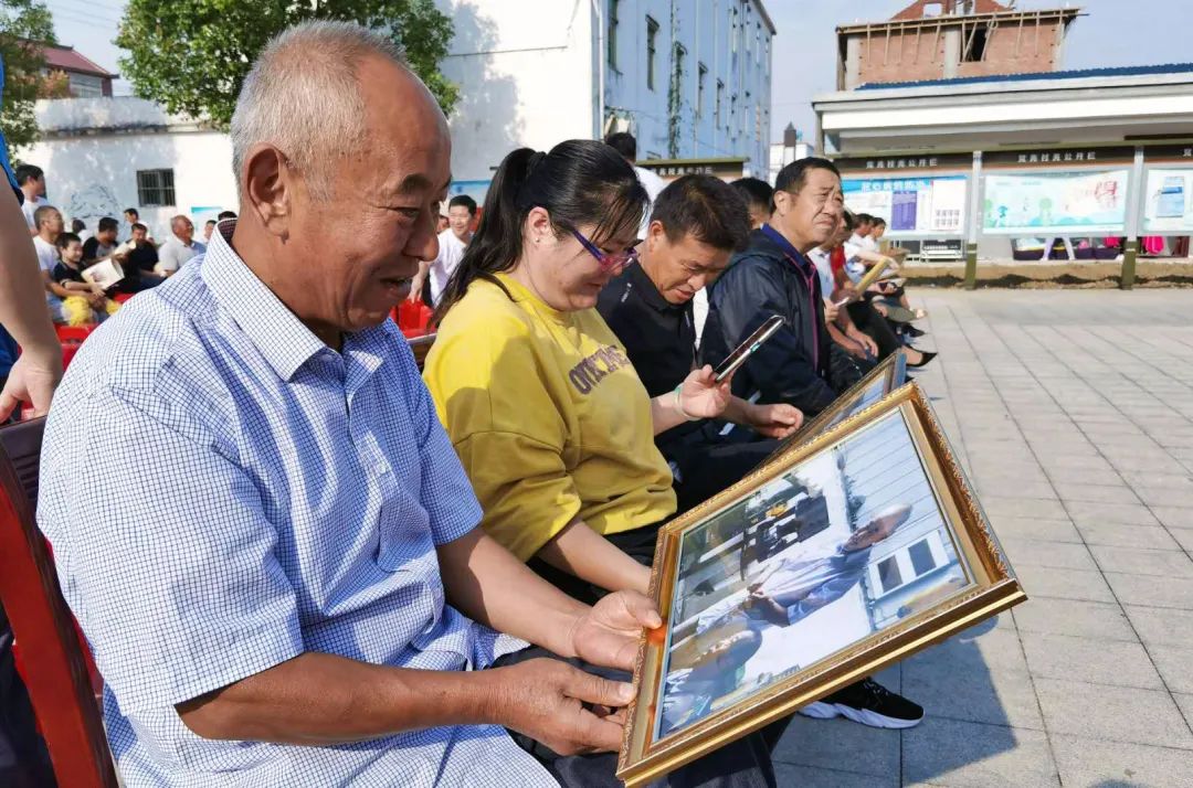 艺路同心丨“庆丰收 迎小康 —— 到人民中去” 省文联文艺志愿服务活动走进临泉杨桥(图13) 艺路同心丨“庆丰收 迎小康 —— 到人民中去” 省文联文艺志愿服务活动走进临泉杨桥(图13)